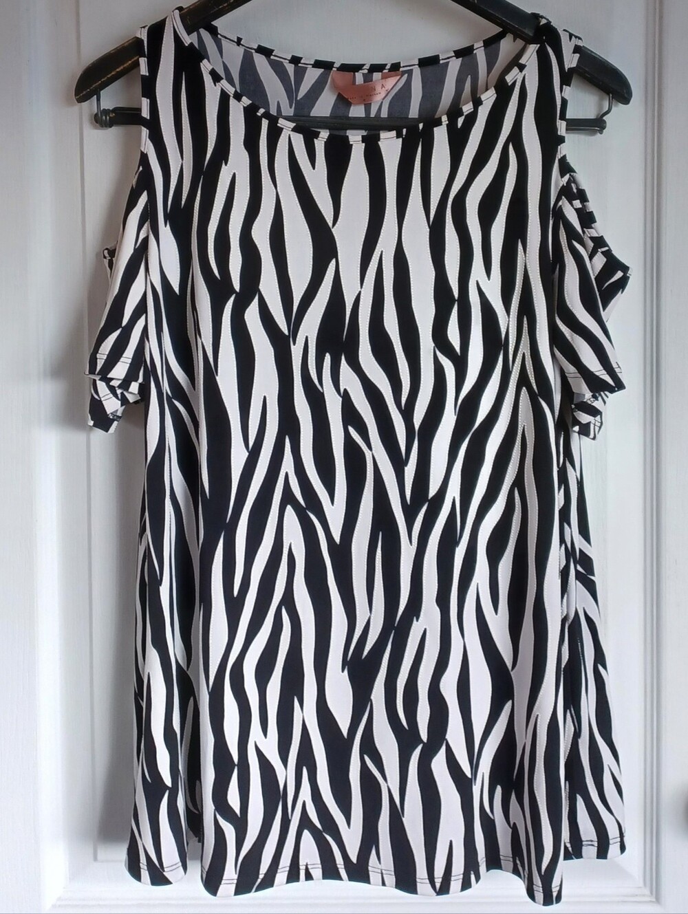 AMANA TEXTURED ZEBRA PRINT PATTERN COLD-SHOULDER TOP POLYESTER/SPANDEX MEDIUM